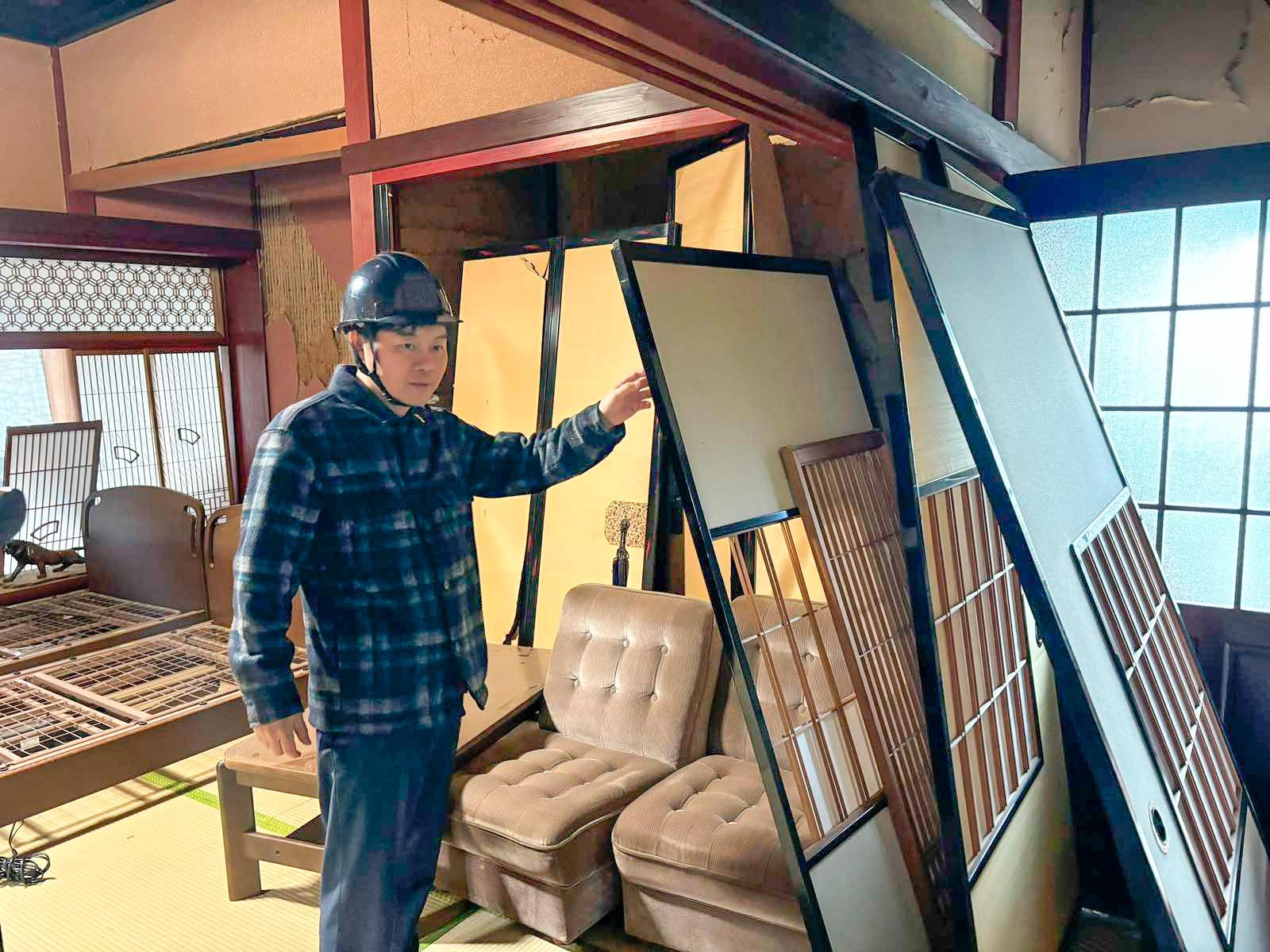 Đoàn tới thăm khu “kí túc xá” của các thực tập sinh đang làm việc tại các nhà máy chế biến thực phẩm tại thành phố Nanao, tỉnh Ishikawa – một nhóm mới liên lạc được với mạng lưới cứu trợ.