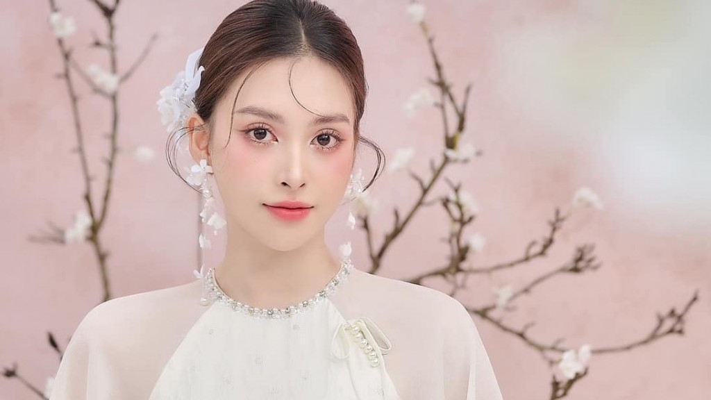 Nhan sắc thăng hạng của Hoa hậu Trần Tiểu Vy