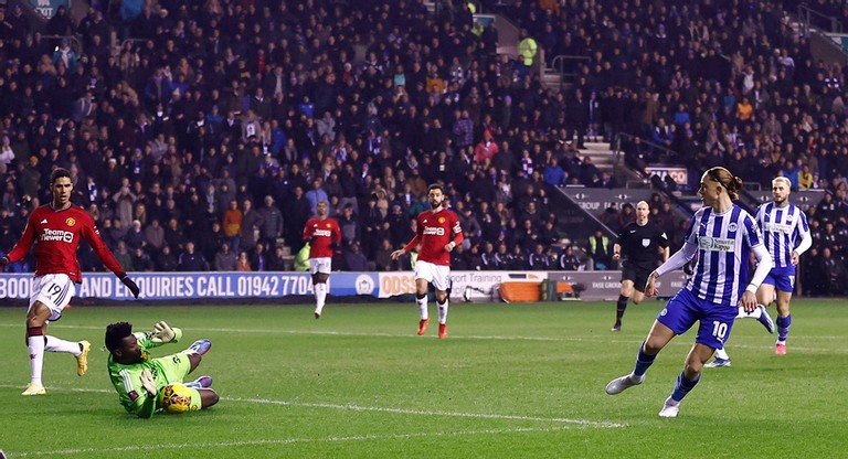 Ngay đầu trận, thủ môn Onana đã trổ tài cứu thua cho MU sau cú sút của Thelo Aasgaard. Ngay đầu trận, thủ môn Onana đã trổ tài cứu thua cho MU sau cú sút của Thelo Aasgaard.