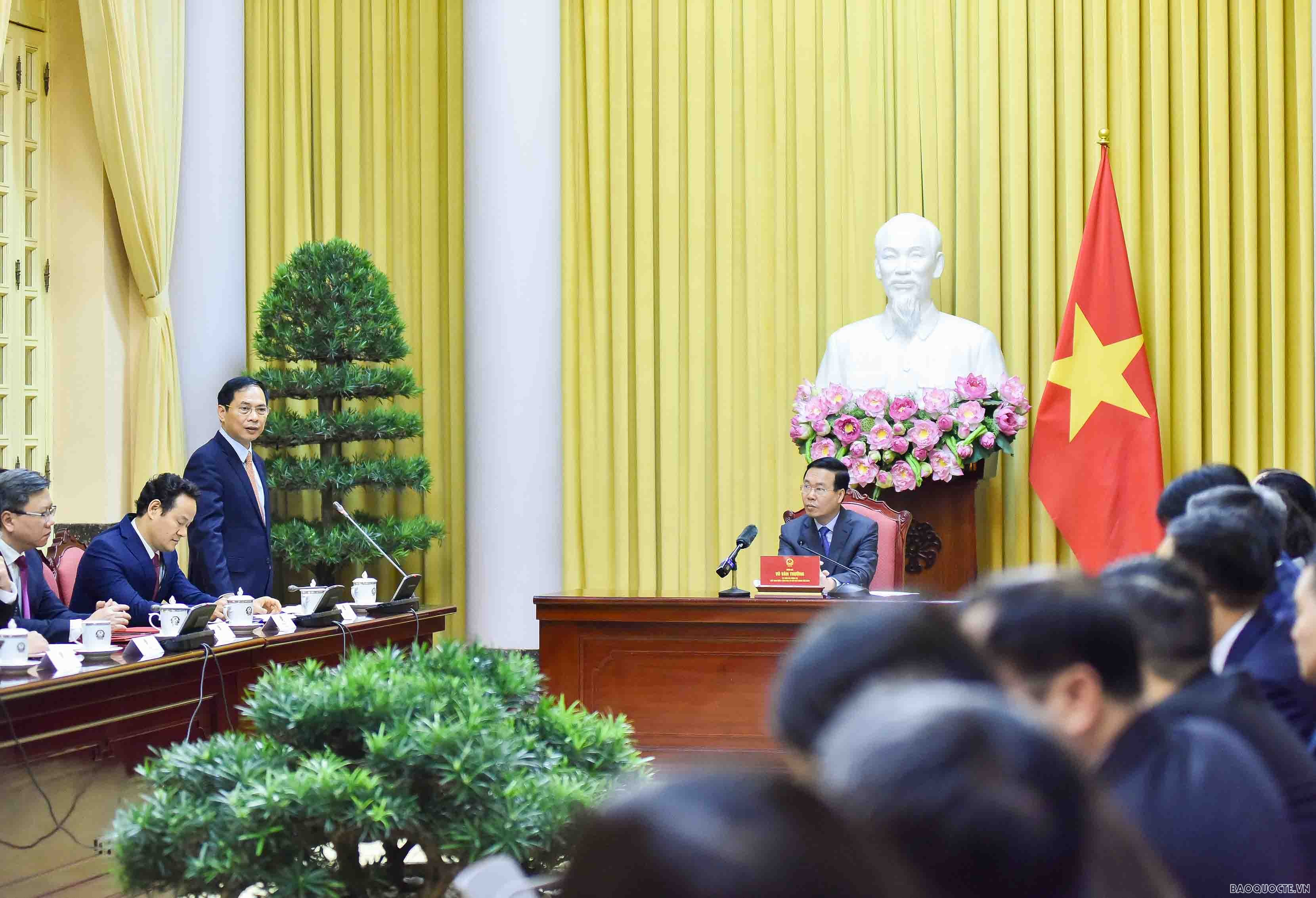 undefined Chủ tịch nước Võ Văn Thưởng trao quyết định cho các Trưởng Cơ quan đại diện Việt Nam ở nước ngoài nhiệm kỳ 2024 - 2027