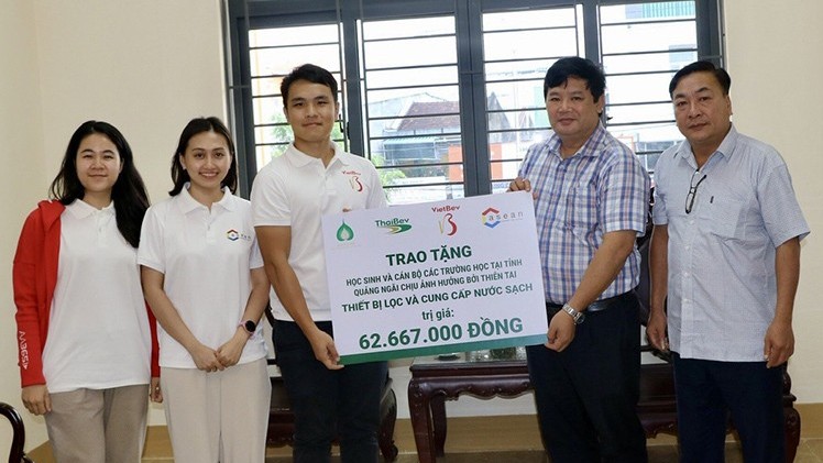 Vietnam Beverage hỗ trợ trang bị máy lọc nước cho 15 trường học miền Trung dịp Tết Nguyên Đán 2024