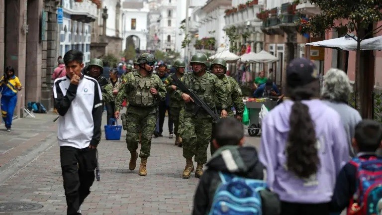 Trùm tội phạm Ecuador vượt ngục, Tổng thống ban lệnh nóng, Peru đưa cảnh sát tới biên giới, Trung Quốc đóng cửa Đại sứ quán