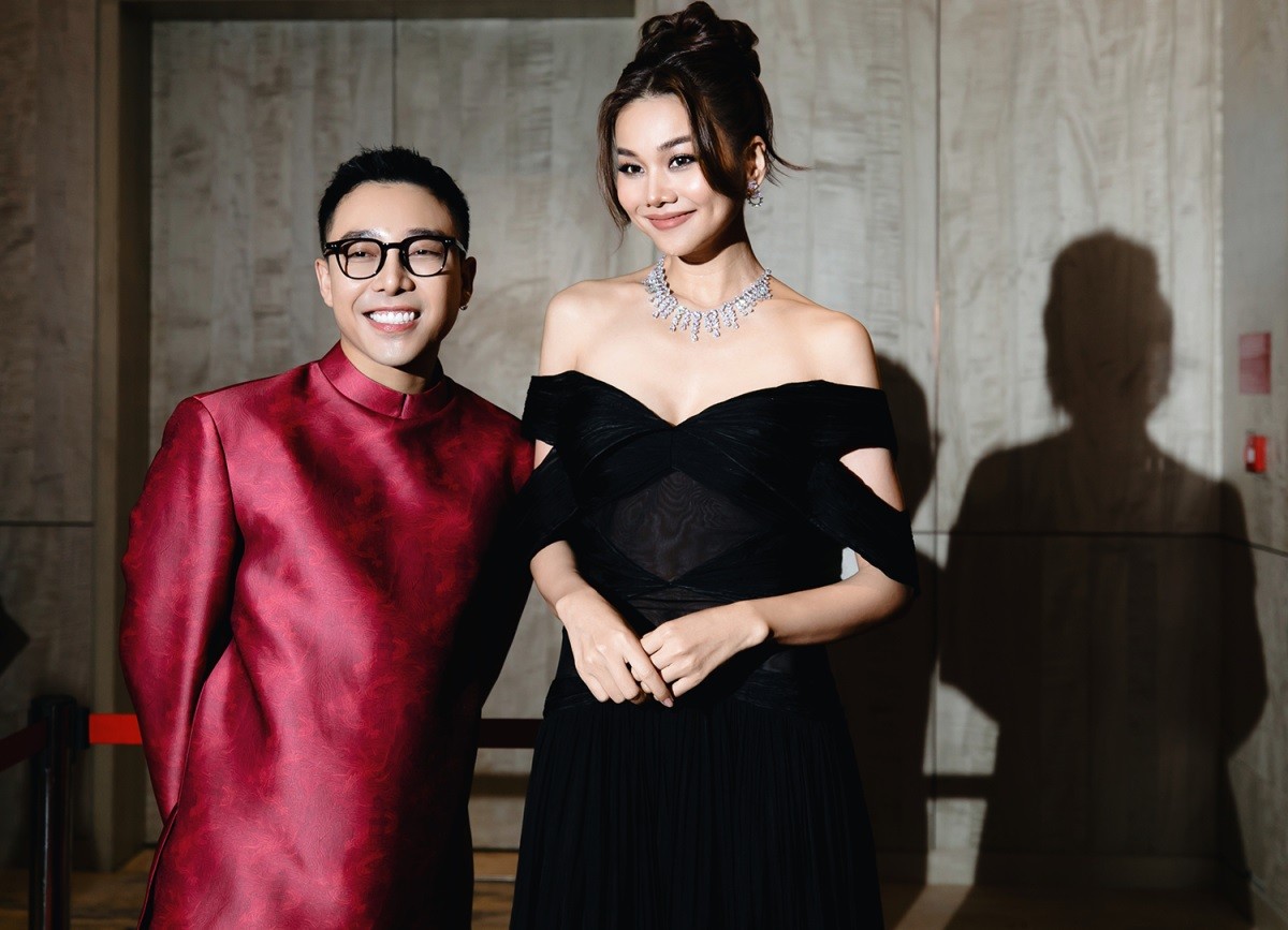 Siêu mẫu Thanh Hằng xinh đẹp nổi bật nhận giải thưởng Biểu tượng phụ nữ của năm 2023