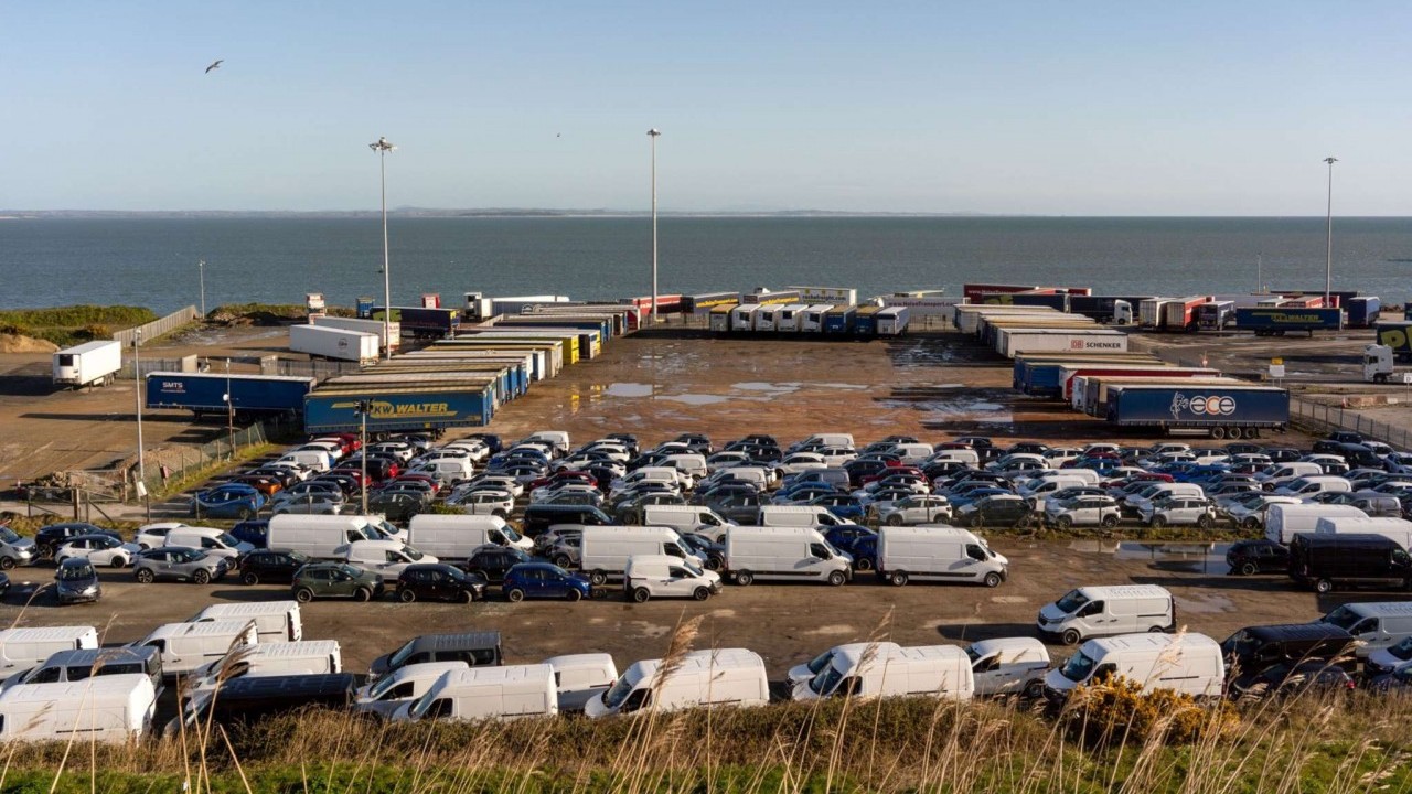 Cảnh sát Ireland điều tra vận chuyển người trái phép trong container hàng đông lạnh