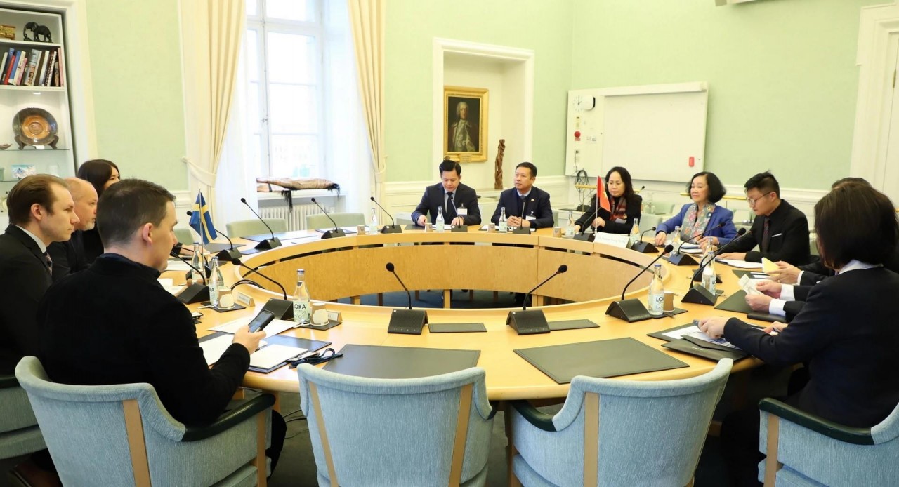 Bà Trương Thị Mai làm việc với Phó Chủ nhiệm Ủy ban Đối ngoại Quốc hội Thuỵ Điển Morgan Johansson (thứ 3, từ trái sang) trong chuyến thăm Thụy Điển cuối tháng 10/2023. (Nguồn: TTXVN) Bà Trương Thị Mai làm việc với Phó Chủ nhiệm Ủy ban Đối ngoại Quốc hội Thuỵ Điển Morgan Johansson (thứ 3, từ trái sang) trong chuyến thăm Thụy Điển cuối tháng 10/2023. (Nguồn: TTXVN)