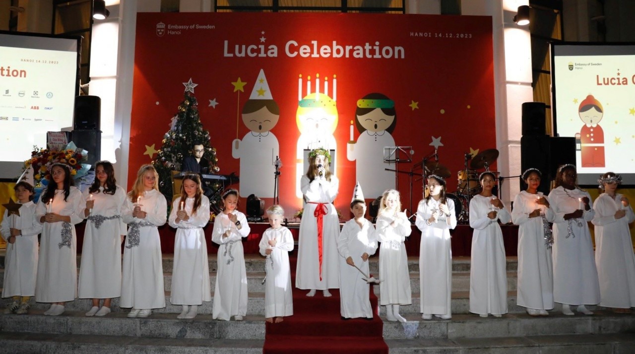 Lễ hội Lucia truyền thống của Thụy Điển tổ chức tại Hà Nội ngày 14/12/2023. (Nguồn: Đại sứ quán Thụy Điển tại Việt Nam) Lễ hội Lucia truyền thống của Thụy Điển tổ chức tại Hà Nội ngày 14/12/2023. (Nguồn: Đại sứ quán Thụy Điển tại Việt Nam)