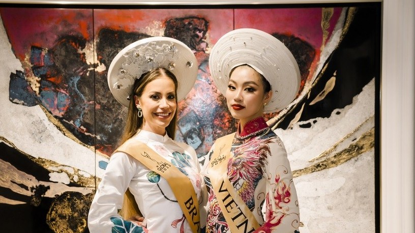 Nhà thiết kế Châu Loan thực hiện thủ công bộ áo dài Việt Nam cho các thí sinh Hoa hậu Toàn cầu 2023