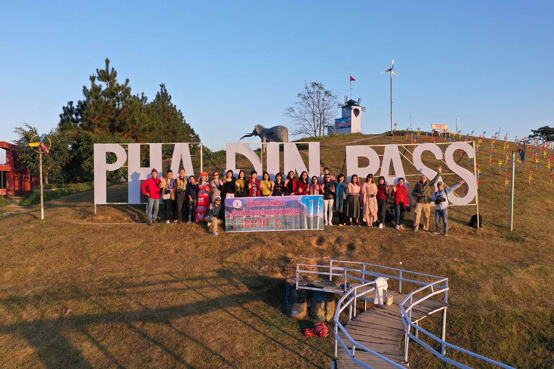 Đoàn khách du lịch trải nghiệm ở Đèo Pha Din. (Ảnh: Trung Kiên) Đoàn khách du lịch trải nghiệm ở Đèo Pha Din. (Ảnh: Trung Kiên)