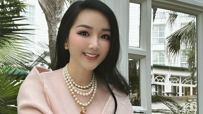 Hoa hậu Giáng My đẹp bất chấp tuổi 53