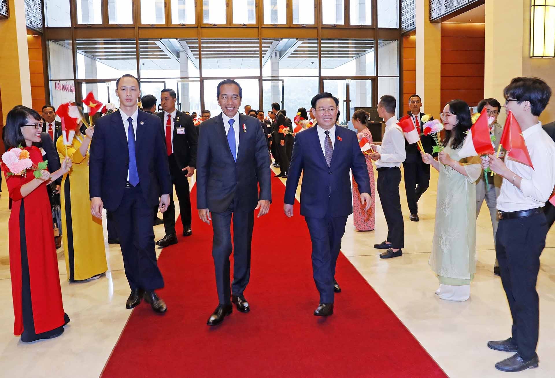 Chủ tịch Quốc hội Vương Đình Huệ đón Tổng thống Indonesia Joko Widodo. (Nguồn: TTXVN) Chủ tịch Quốc hội Vương Đình Huệ đón Tổng thống Indonesia Joko Widodo. (Nguồn: TTXVN)