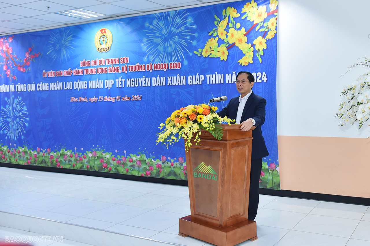 Phát biểu tại buổi tặng quà, Ủy viên Trung ương Đảng, Bộ trưởng Ngoại giao Bùi Thanh Sơn, nhấn mạnh, trong bối cảnh tình hình kinh tế thế giới nói chung và đất nước còn nhiều khó khăn nhưng với sự nỗ lực của toàn Đảng, toàn dân, kinh tế xã hội Việt Nam có bước phát triển vững chắc. Có được những kết quả đó có sự đóng góp của tỉnh Hòa Bình và các công nhân, người lao động trên địa bàn.