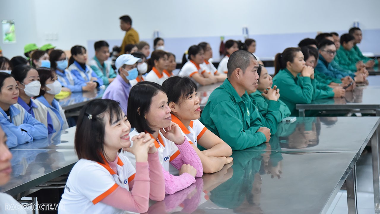 Tại buổi trao quà, thay mặt công nhân các công ty nhận quà Tết, đại diện lãnh đạo Công ty TNHH Bandai cho biết, trải qua năm 2023 với rất nhiều khó khăn nhưng được sự quan tâm hỗ trợ của các cơ quan, ban, ngành, chính quyền địa phương cùng sự nỗ lực của toàn thể lãnh đạo, công nhân, lao động, công ty vẫn đảm bảo đủ việc làm, duy trì thu nhập ổn định.