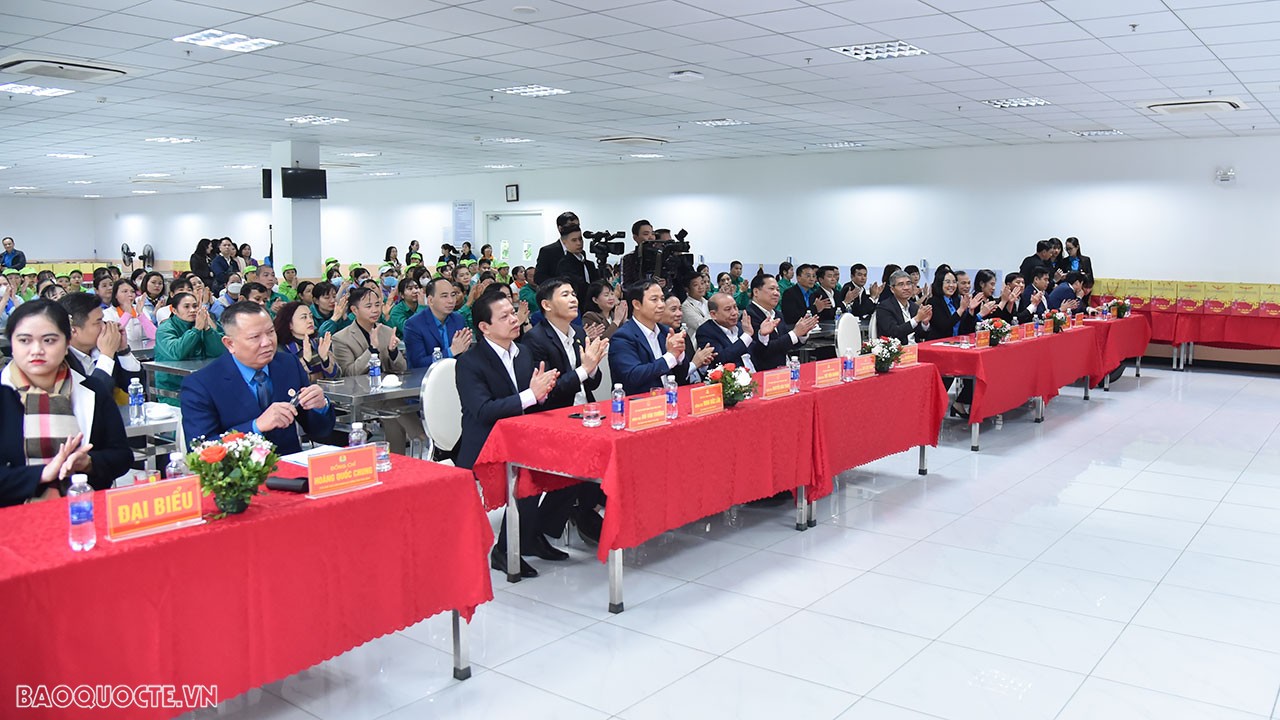 Cùng tham dự buổi trao tặng quà cho công nhân, về phía tỉnh có các đồng chí: ông Nguyễn Phi Long, Ủy viên dự khuyết Trung ương Đảng, Bí thư Tỉnh ủy; ông Bùi Đức Hinh, Phó Bí thư Thường trực Tỉnh ủy, Chủ tịch HĐND tỉnh Hòa Bình; ông Bùi Văn Khánh, Phó Bí thư Tỉnh ủy, Chủ tịch UBND tỉnh Hòa Bình; đại diện lãnh đạo Tổng Liên đoàn Lao động Việt Nam.