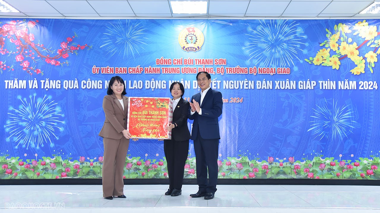 Ủy viên Trung ương Đảng, Bộ trưởng Ngoại giao Bùi Thanh Sơn và Ủy viên dự khuyết Trung ương Đảng, Bí thư Tỉnh uỷ Nguyễn Phi Long trao quà cho công nhân lao động Công Cổ phần Môi trường Đô thị Hòa Bình.