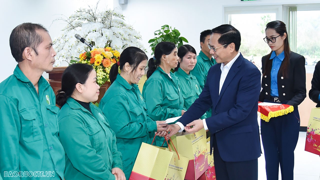 Bộ trưởng Ngoại giao Bùi Thanh Sơn bày tỏ vui mừng và đánh giá cao những thành quả mà Đảng bộ, chính quyền, nhân dân các dân tộc tỉnh Hòa Bình nói chung và cán bộ, công nhân, người lao động Khu công nghiệp Bờ trái sông Đà, Công ty TNHH Bandai nói riêng đạt được. Các cấp Công đoàn đã có sự quan tâm, chăm lo thiết thực đối với công nhân, người lao động.