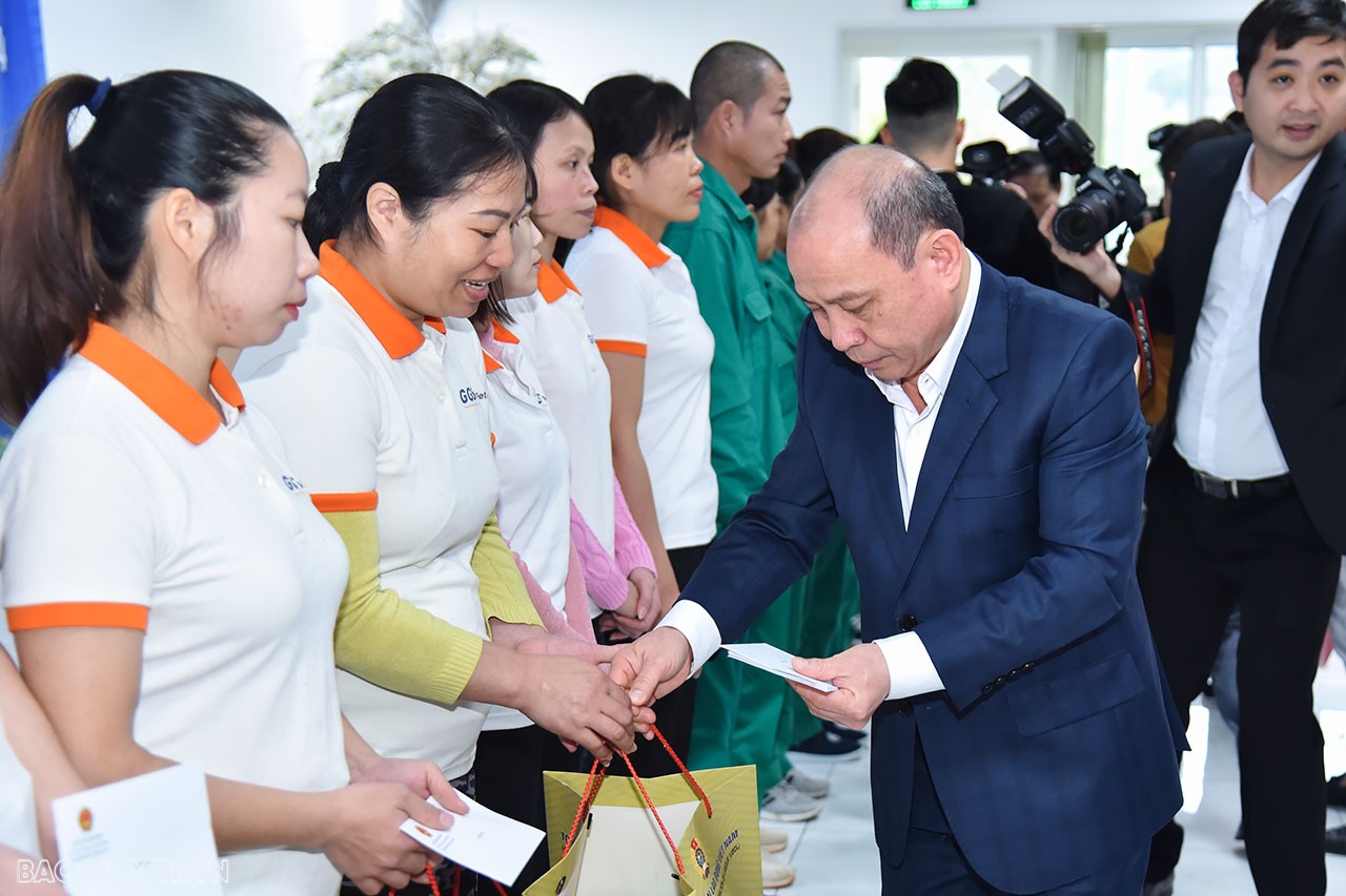 Bộ trưởng Ngoại giao Bùi Thanh Sơn thăm, tặng quà công nhân tỉnh Hòa Bình và dâng hương tại Tượng đài Bác Hồ