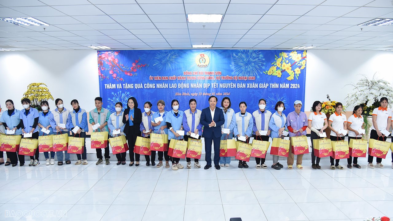 Phó Bí thư Thường trực Tỉnh ủy, Chủ tịch HĐND tỉnh Bùi Đức Hinh và Phó Bí thư Tỉnh uỷ, Chủ tịch UBND tỉnh Bùi Văn Khánh trao quà cho công nhân lao động Công ty Cổ phần Môi trường Đô thị Hòa Bình và Công ty TNHH GGS Việt Nam.