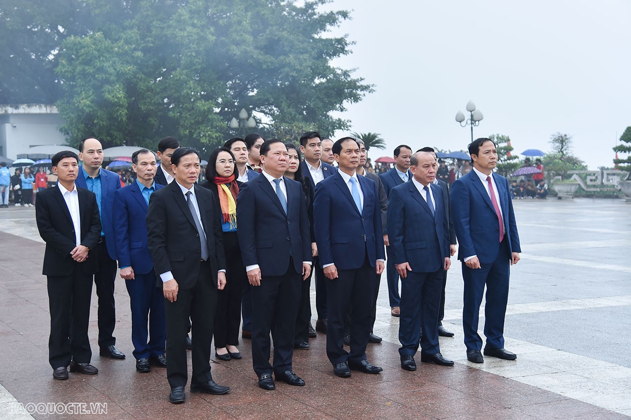 * Cũng trong sáng 13/1, đoàn đại biểu đã dâng hoa, dâng hương tại Tượng đài Bác Hồ trên công trình Thủy điện Hòa Bình.