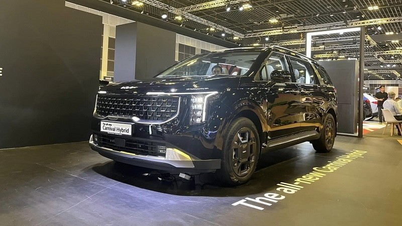 Cận cảnh Kia Carnival 2024 hybrid vừa ra mắt tại Singapore