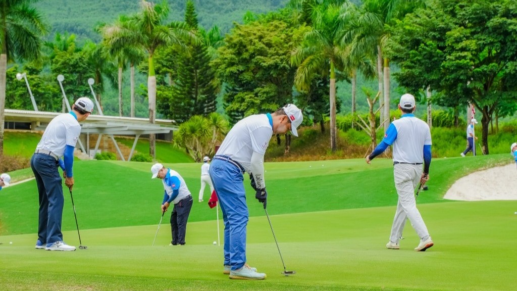 Kỷ luật, cho thôi chức cán bộ đánh golf trong giờ hành chính