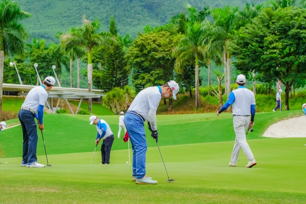 Kỷ luật, cho thôi chức cán bộ đánh golf trong giờ hành chính Kỷ luật, cho thôi chức cán bộ đánh golf trong giờ hành chính