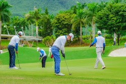 Kỷ luật, cho thôi chức cán bộ đánh golf trong giờ hành chính