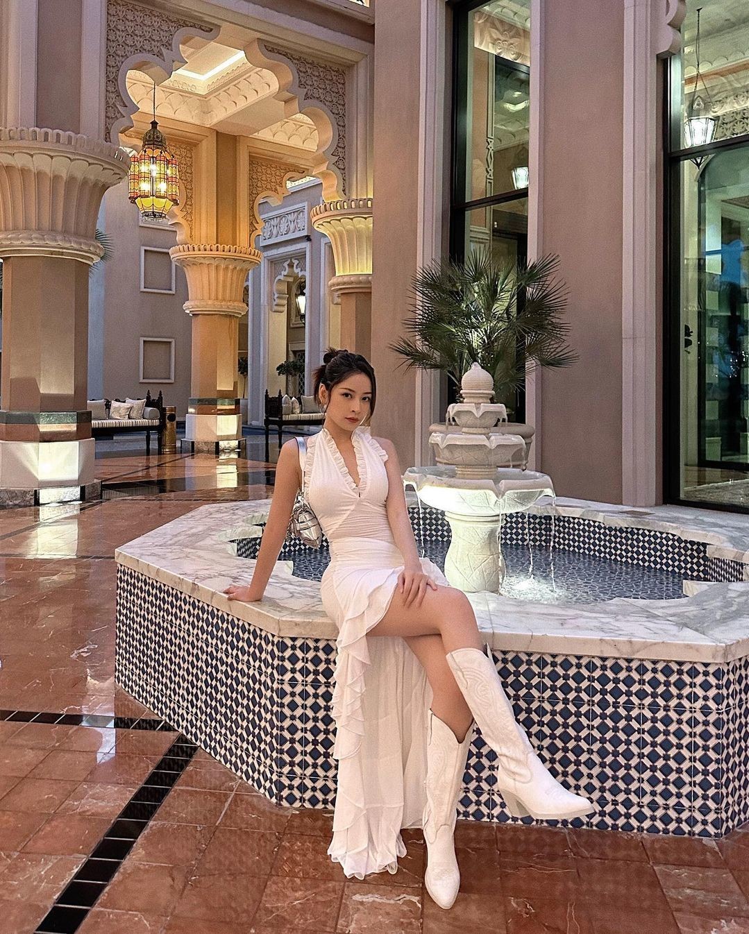 Diện thiết kế high low với chất liệu xuyên thấu, Chi Pu tôn vóc dáng mảnh mai. Cách mix match của cô được nhiều fan trong nước và quốc tế khen ngợi.