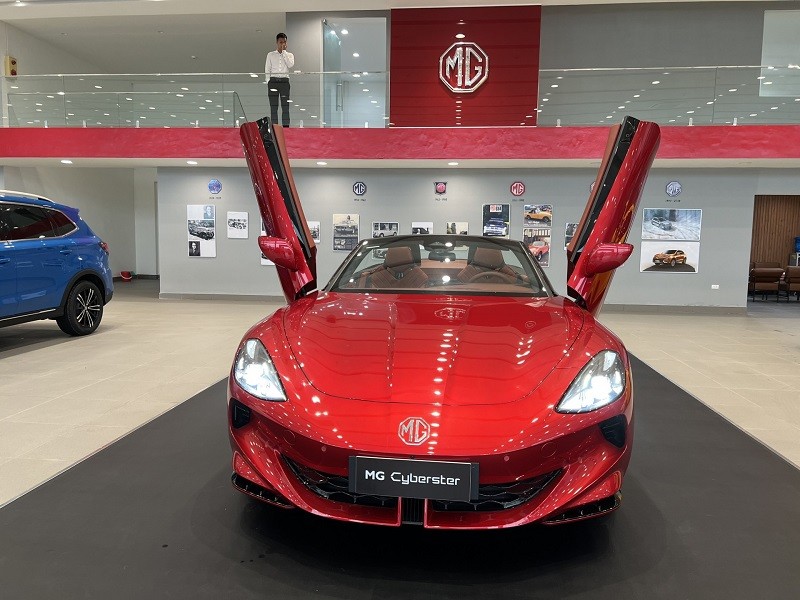 Cận cảnh xe thể thao điện MG Cyberster tại đại lý, giá hơn 2 tỷ đồng