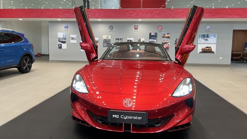 Cận cảnh xe thể thao điện MG Cyberster tại đại lý, giá hơn 2 tỷ đồng