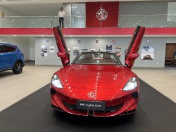 Cận cảnh xe thể thao điện MG Cyberster tại đại lý, giá hơn 2 tỷ đồng