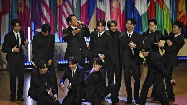 Lý do BTS phải nhường vị trí nhóm nhạc nam nổi tiếng nhất cho Seventeen