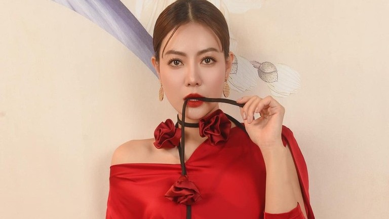 Sao Việt: Thanh Hương quyến rũ với đầm đỏ, Lệ Quyên khoe eo thon trên phố