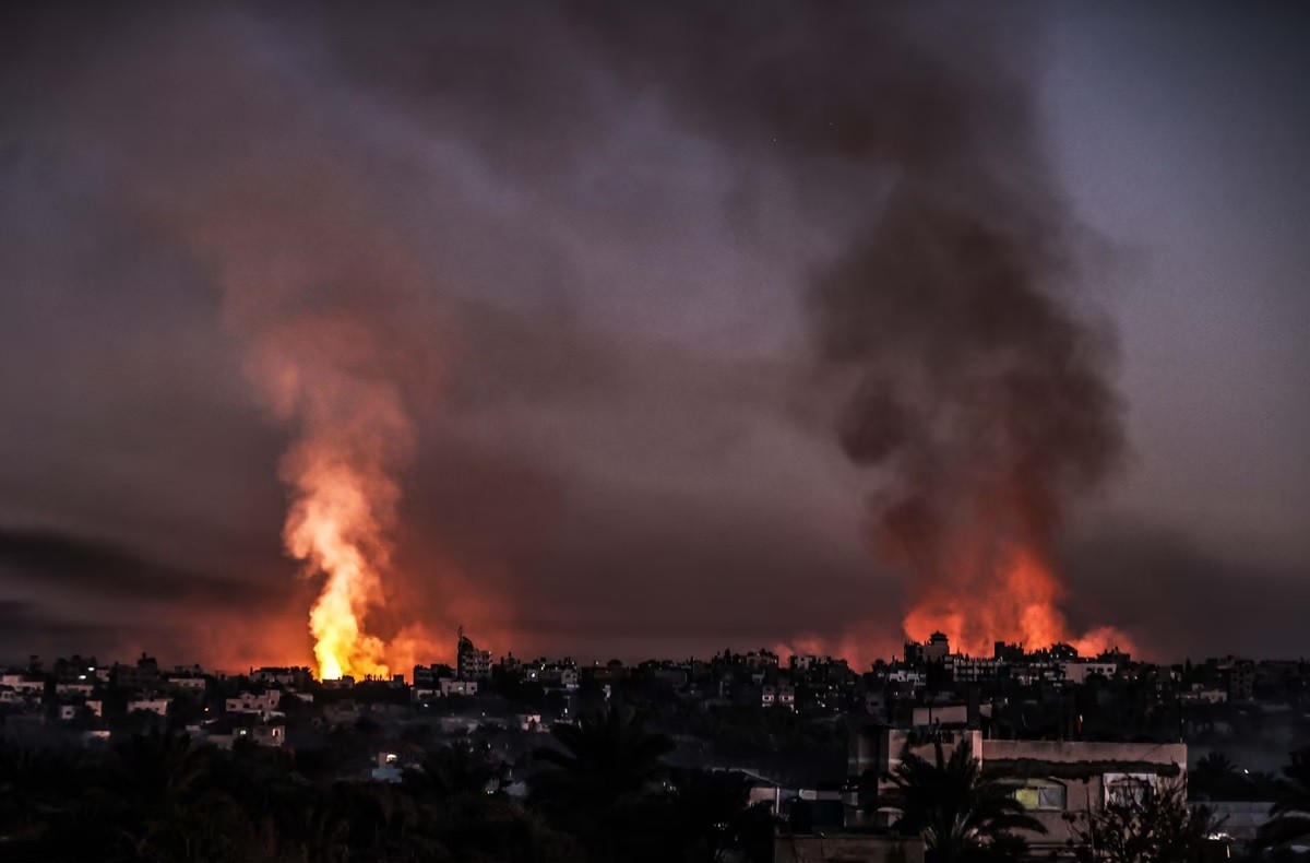 Ảnh ấn tượng (8-14/1): Ông Putin gửi lời khuyên phương Tây, Ukraine nói về lệnh ngừng bắn với Nga, Mỹ-Anh và Israel bất ngờ tấn công Houthi ở Yemen