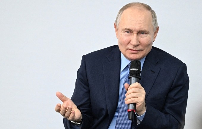 Ảnh ấn tượng (8-14/1): Ông Putin gửi lời khuyên phương Tây, Ukraine nói về lệnh ngừng bắn với Nga, Mỹ-Anh và Israel bất ngờ tấn công Houthi ở Yemen