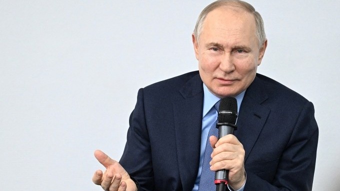 Ảnh ấn tượng (8-14/1): Ông Putin gửi lời khuyên phương Tây, Ukraine nói về lệnh ngừng bắn với Nga, Mỹ-Anh và Israel bất ngờ tấn công Houthi ở Yemen