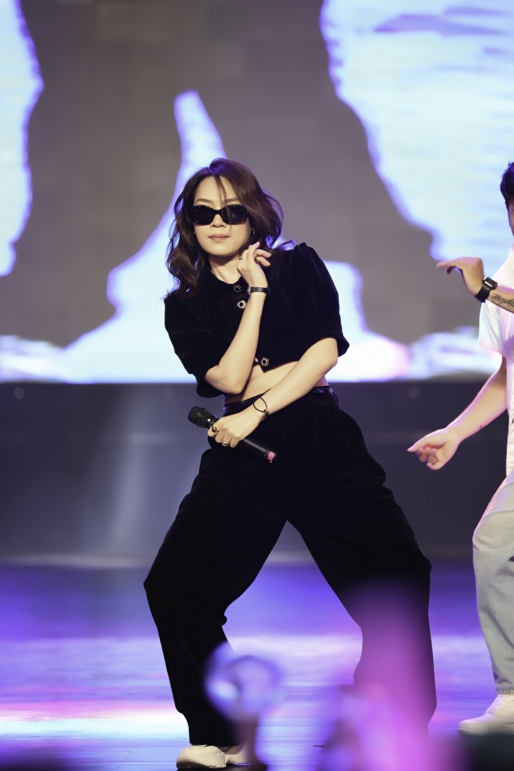Lần đầu tiên nhảy các bài hot trend ở Tiktok trên sân khấu, Mỹ Tâm khiến fan hò hét không ngừng vì thần thái tự tin và những bước nhảy dứt khoát. 