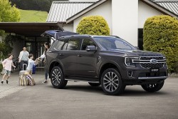 Ford Everest V6 Platinum 2024 sắp ra mắt tại Thái Lan