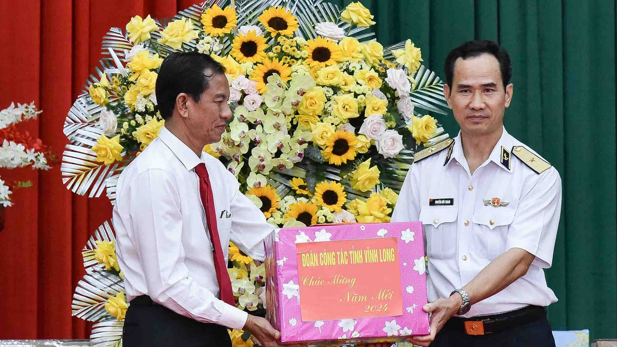 Mang xuân đến với cán bộ, chiến sĩ hải quân và nhân dân vùng biển Tây Nam của Tổ quốc