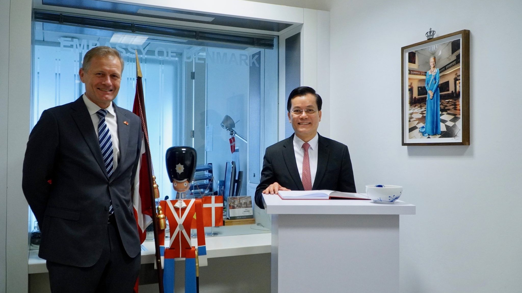 Lãnh đạo Bộ Ngoại giao ghi sổ chúc mừng Nhà vua Đan Mạch Frederik X lên ngôi