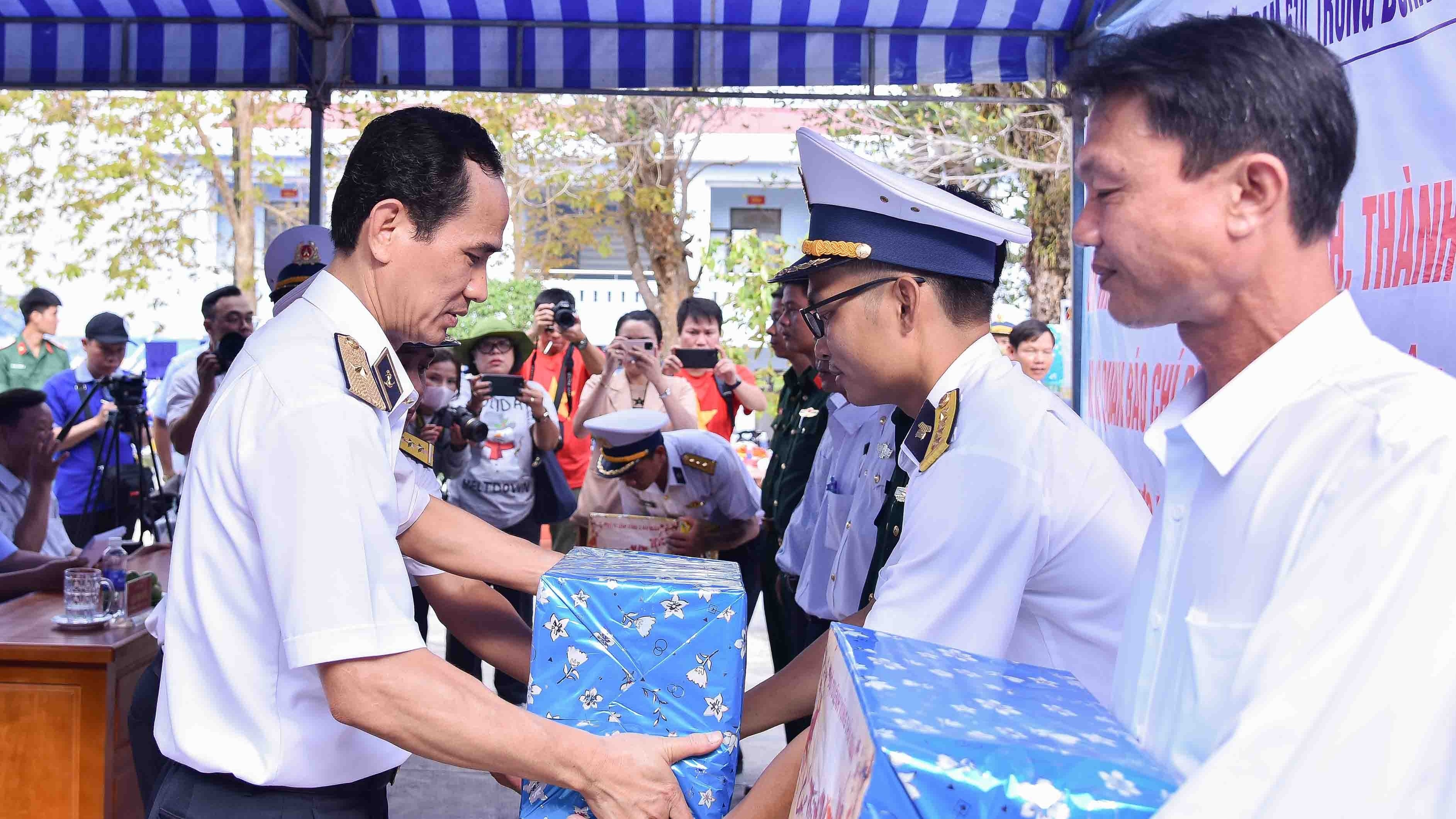 Thăm và tặng quà Tết cán bộ, chiến sĩ đóng quân trên đảo Thổ Chu