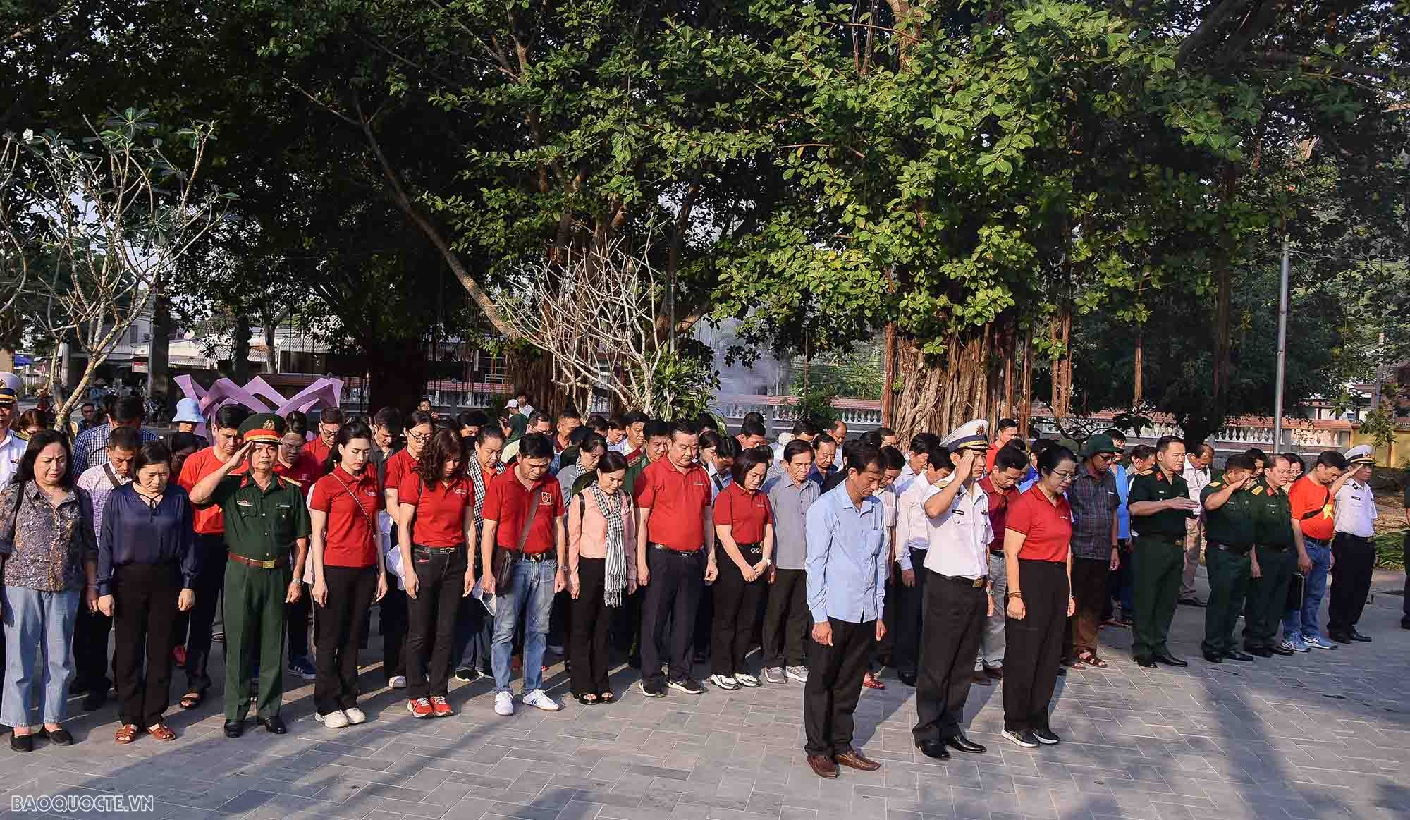 Thăm và tặng quà Tết cán bộ, chiến sĩ đóng quân trên đảo Thổ Chu Thăm và tặng quà Tết cán bộ, chiến sĩ đóng quân trên đảo Thổ Chu