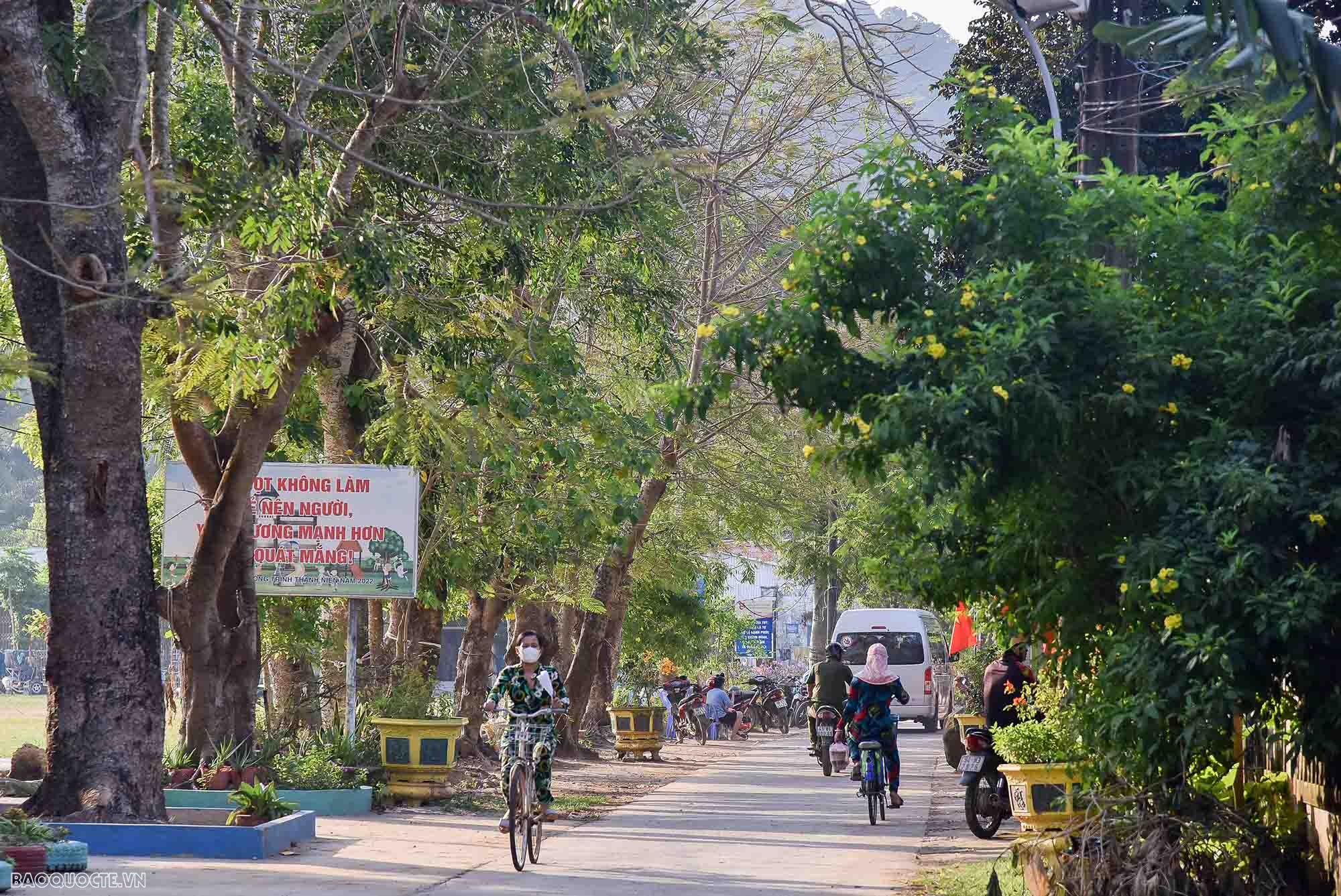 Thăm và tặng quà Tết cán bộ, chiến sĩ đóng quân trên đảo Thổ Chu Thăm và tặng quà Tết cán bộ, chiến sĩ đóng quân trên đảo Thổ Chu