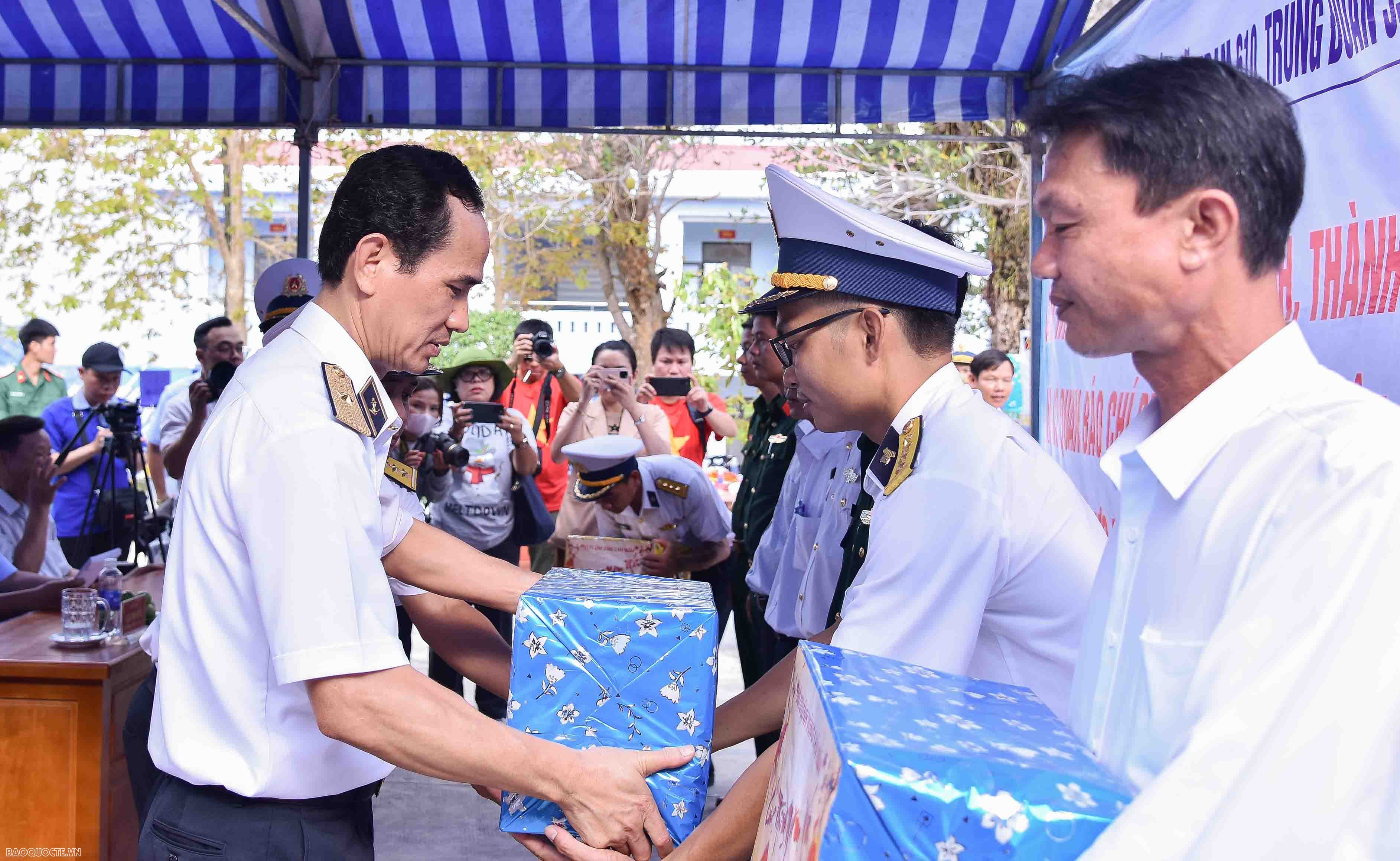 Thăm và tặng quà Tết cán bộ, chiến sĩ đóng quân trên đảo Thổ Chu Thăm và tặng quà Tết cán bộ, chiến sĩ đóng quân trên đảo Thổ Chu