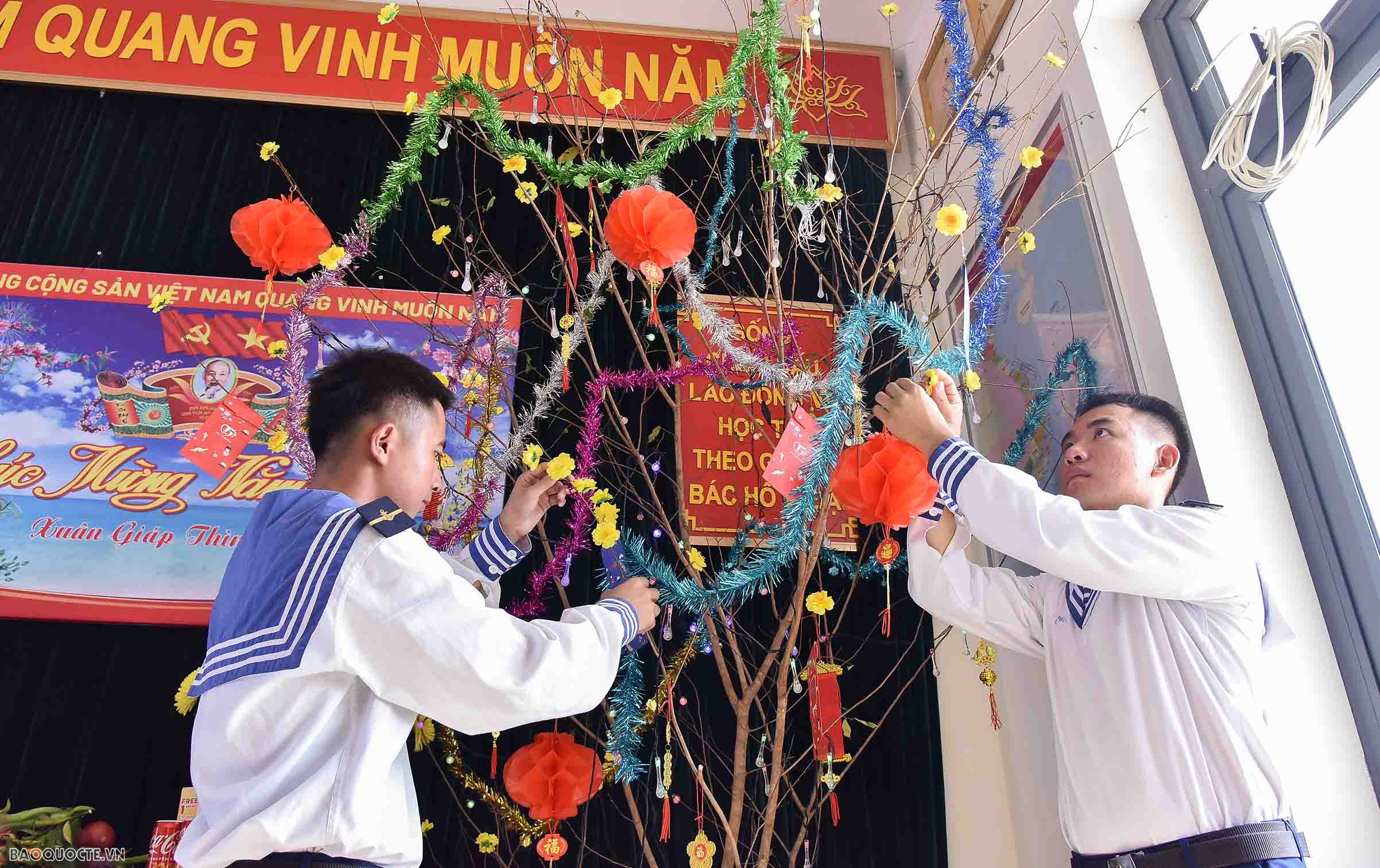 Thăm và tặng quà Tết cán bộ, chiến sĩ đóng quân trên đảo Thổ Chu Thăm và tặng quà Tết cán bộ, chiến sĩ đóng quân trên đảo Thổ Chu