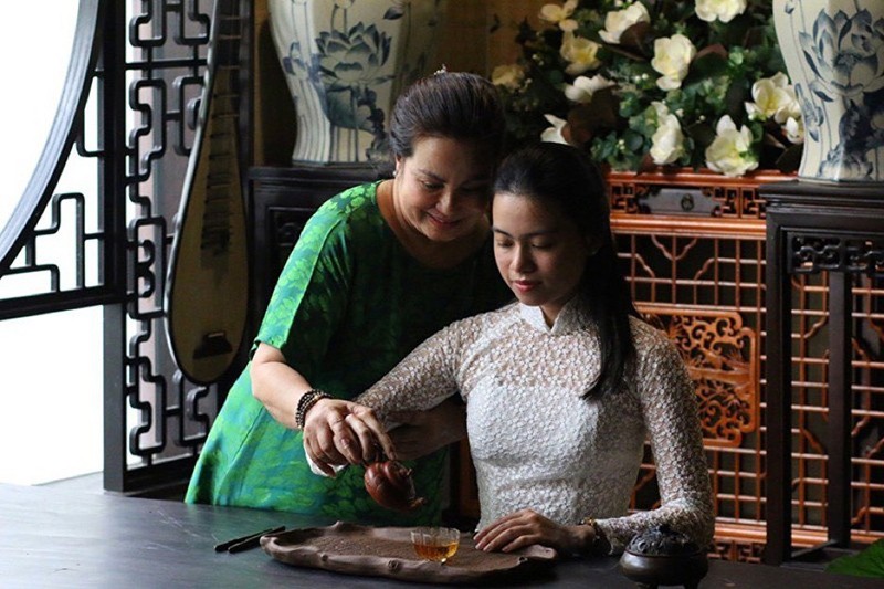 Hướng dẫn bạn trẻ trình diễn nghệ thuật pha trà.
