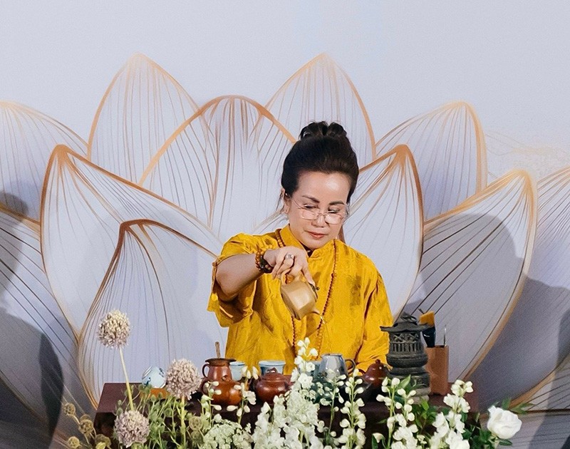 Trà sư Ngô Thị Thanh Tâm trình diễn nghệ thuật pha trà bằng ấm tử sa.