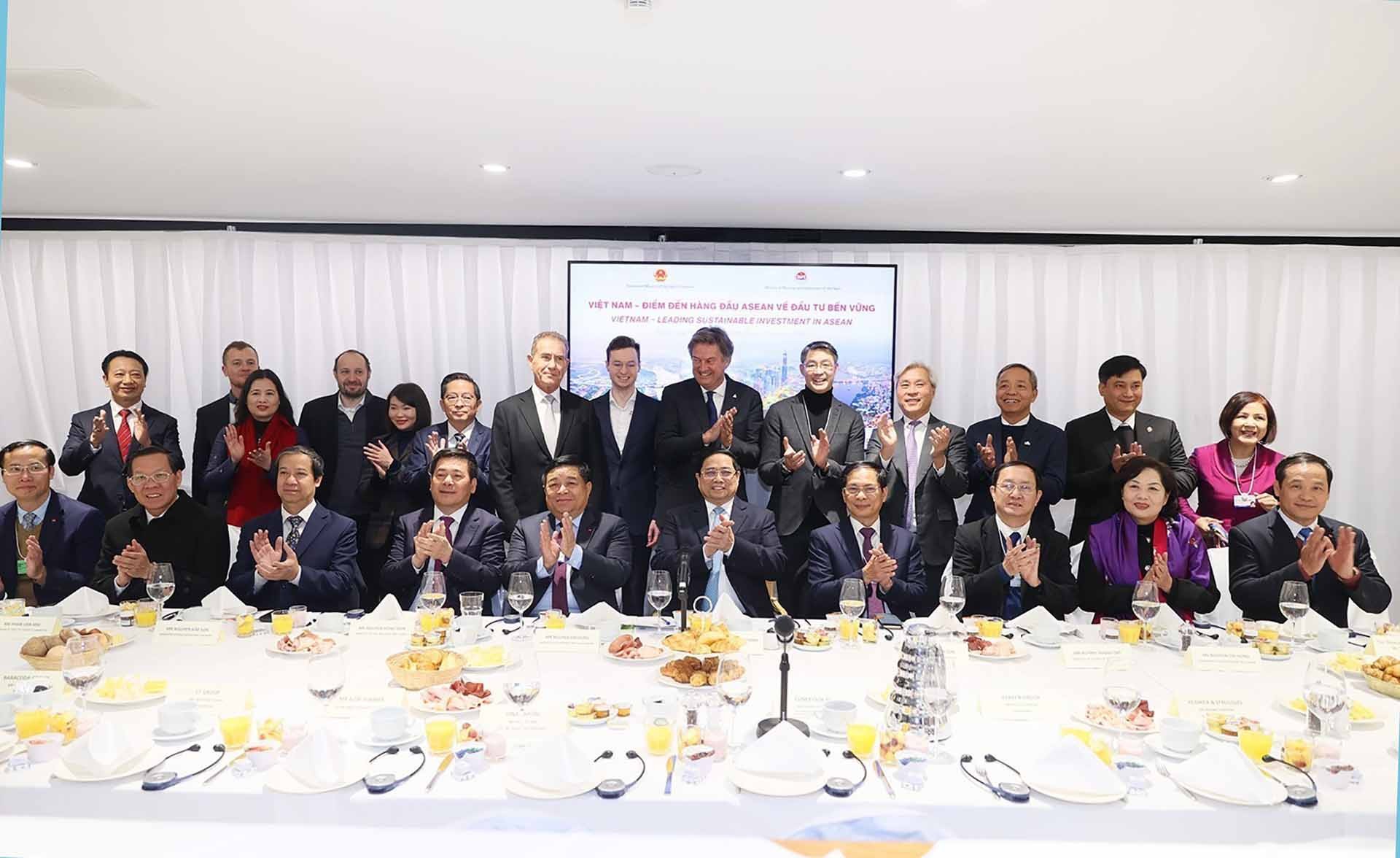 Thủ tướng Phạm Minh Chính với các doanh nghiệp tham dự Tọa đàm. Nguồn: TTXVN) Thủ tướng Phạm Minh Chính với các doanh nghiệp tham dự Tọa đàm. Nguồn: TTXVN)