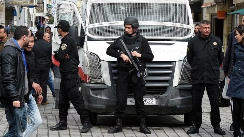 UAV tấn công tàu Mỹ ở Vịnh Aden, Tunisia bắt giữ 21 nghi can khủng bố