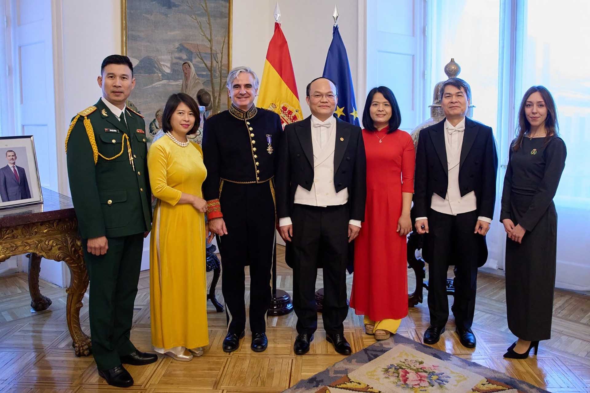 Nhà vua Tây Ban Nha Felipe VI và Đại sứ Đoàn Thanh Song cùng các đại biểu.