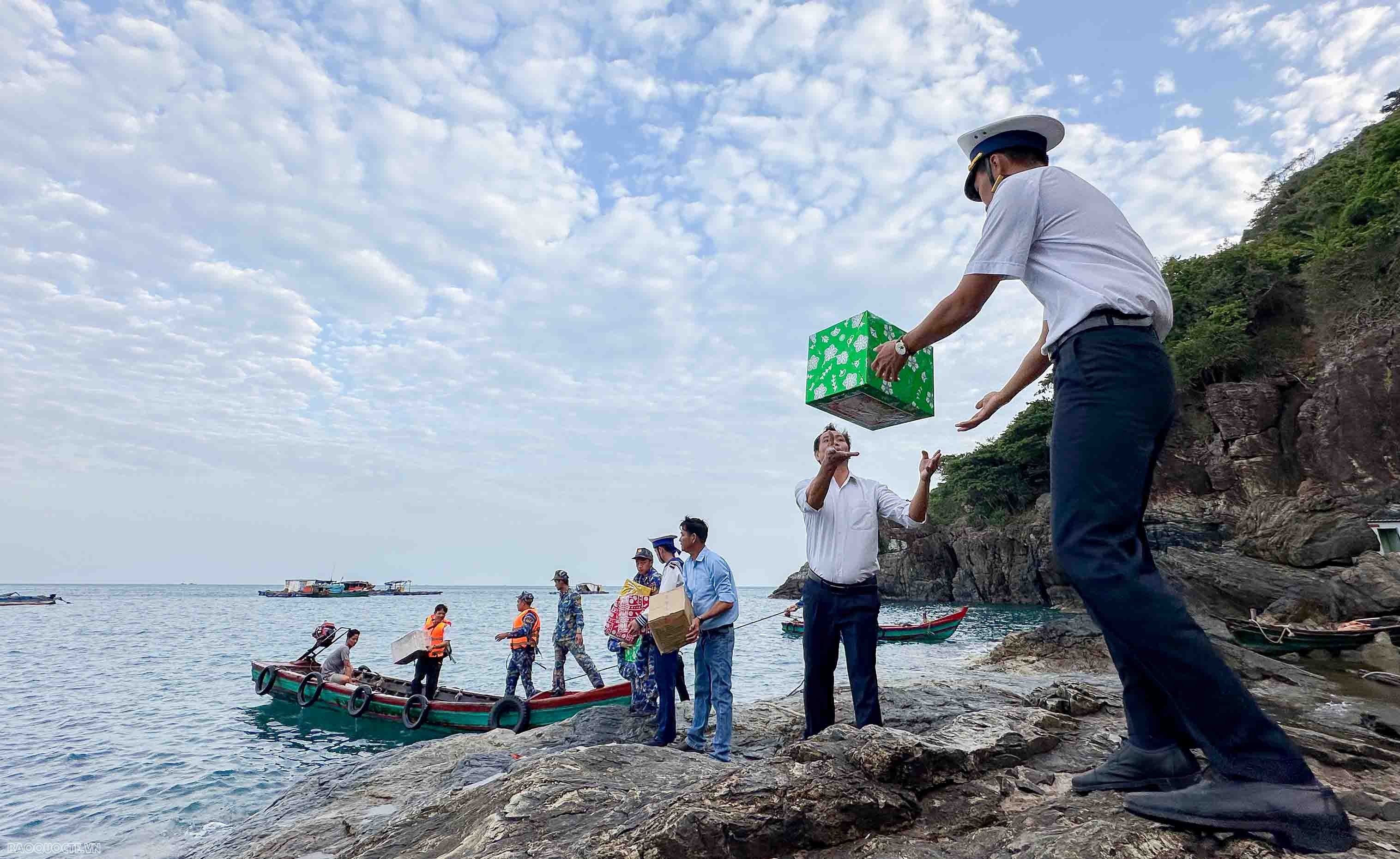Cán bộ, chiến sĩ và nhân dân đảo Hòn Chuối vui đón xuân sớm Cán bộ, chiến sĩ và nhân dân đảo Hòn Chuối vui đón xuân sớm